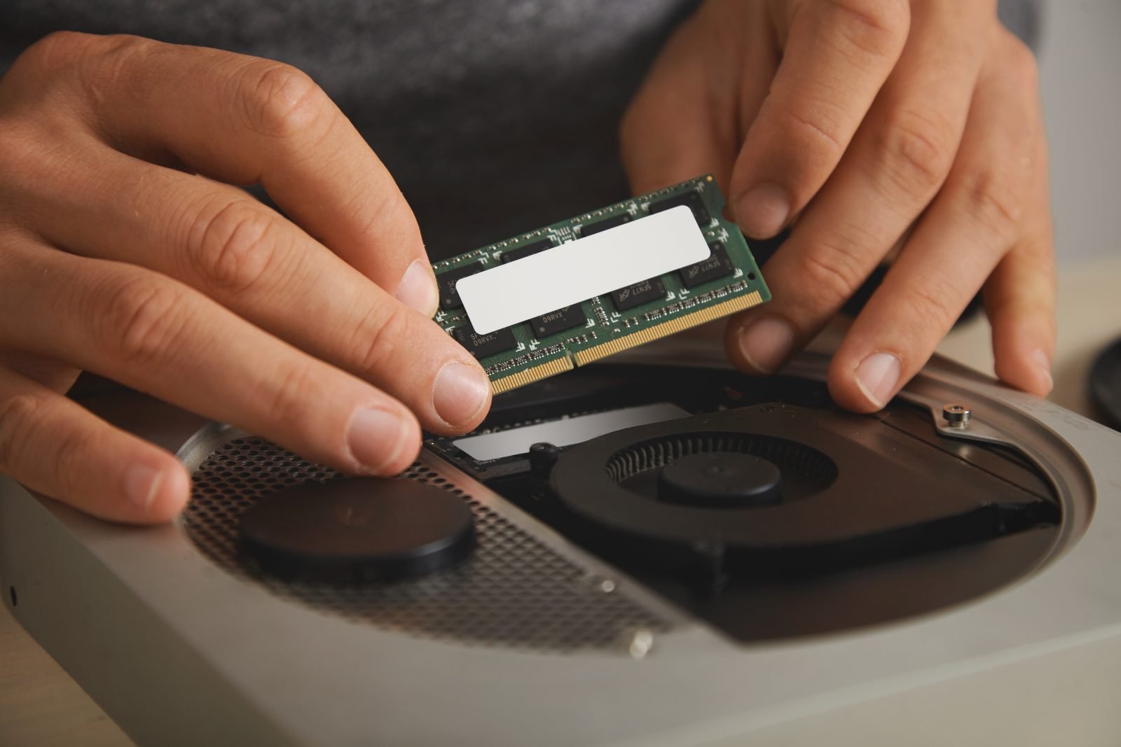 A memória RAM: o cérebro do seu computador (e o que essa comparação popular deixa de fora)